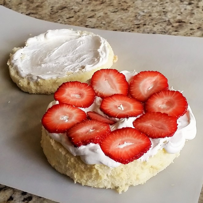 Layering: Be sure to spread the whipped cream on both sides.