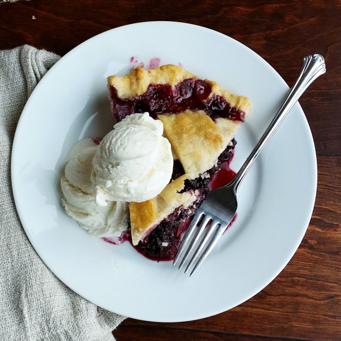 Easy Homemade Blackberry Pie- the best way to use those blackberries!