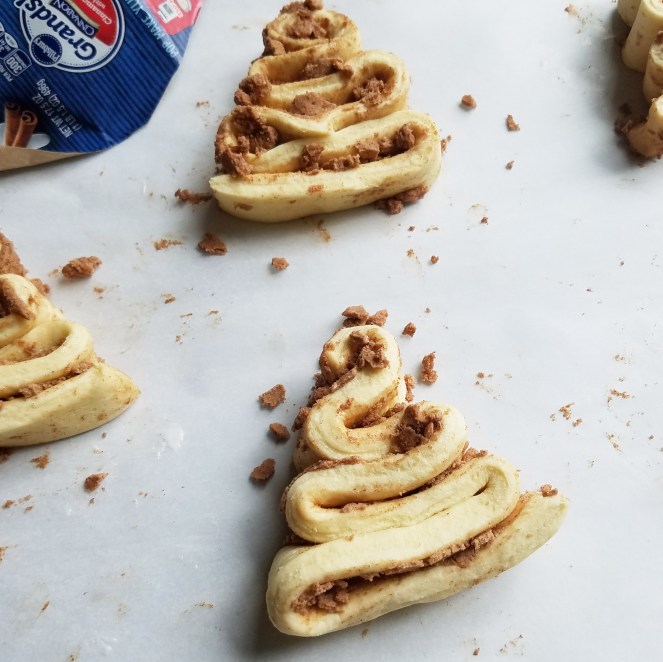 Pillsbury Cinnamon Roll Christmas Trees by Rumbly in my Tumbly