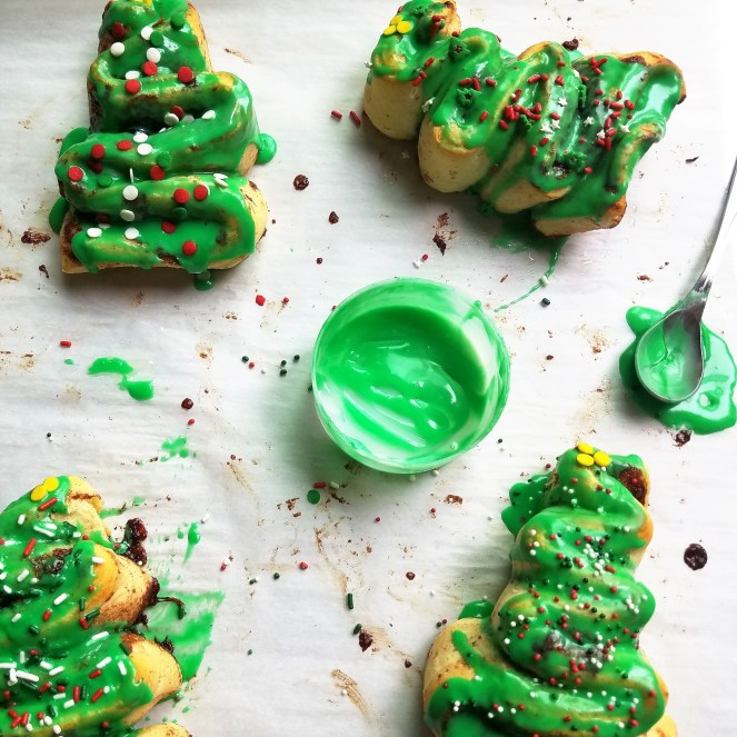 Pillsbury Cinnamon Roll Christmas Trees by Rumbly in my Tumbly