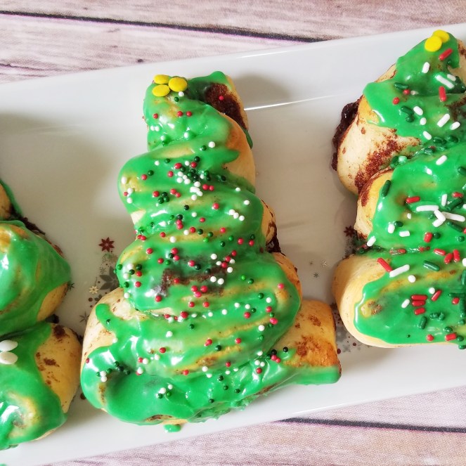 Pillsbury Cinnamon Roll Christmas Trees by Rumbly in my Tumbly