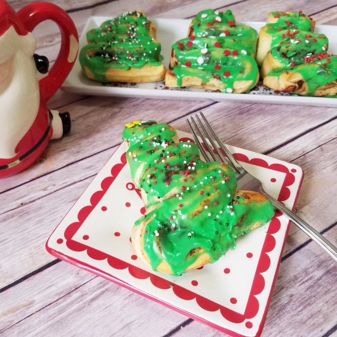 Pillsbury Cinnamon Roll Christmas Trees by Rumbly in my Tumbly