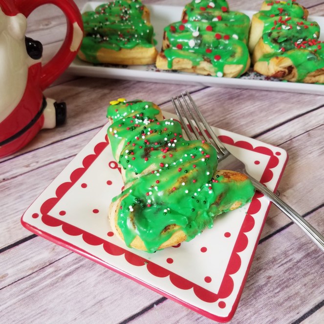 Pillsbury Cinnamon Roll Christmas Trees by Rumbly in my Tumbly