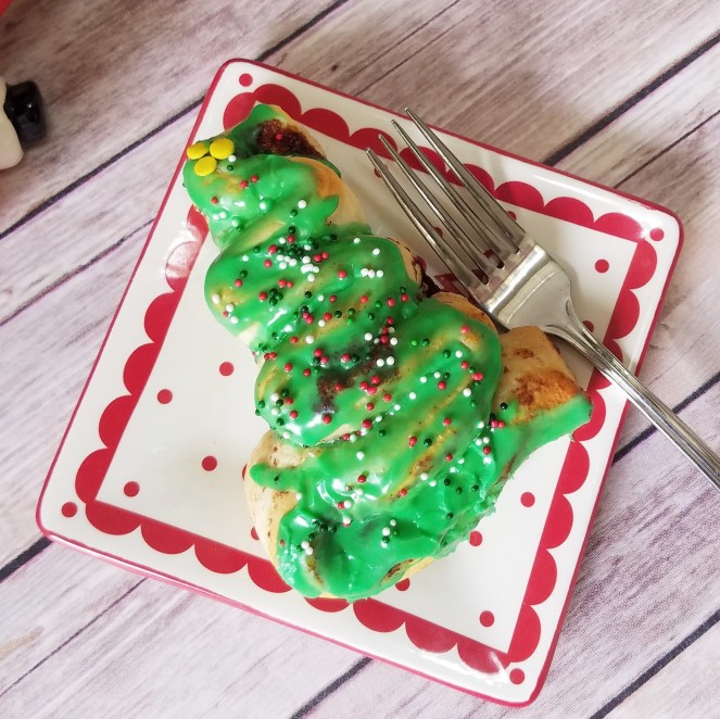 Pillsbury Cinnamon Roll Christmas Trees by Rumbly in my Tumbly