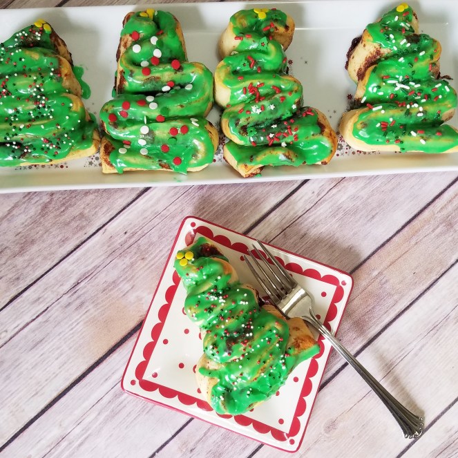 Pillsbury Cinnamon Roll Christmas Trees by Rumbly in my Tumbly