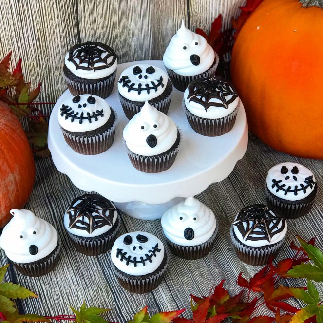 Black and White Halloween Cupcakes {3 ways}